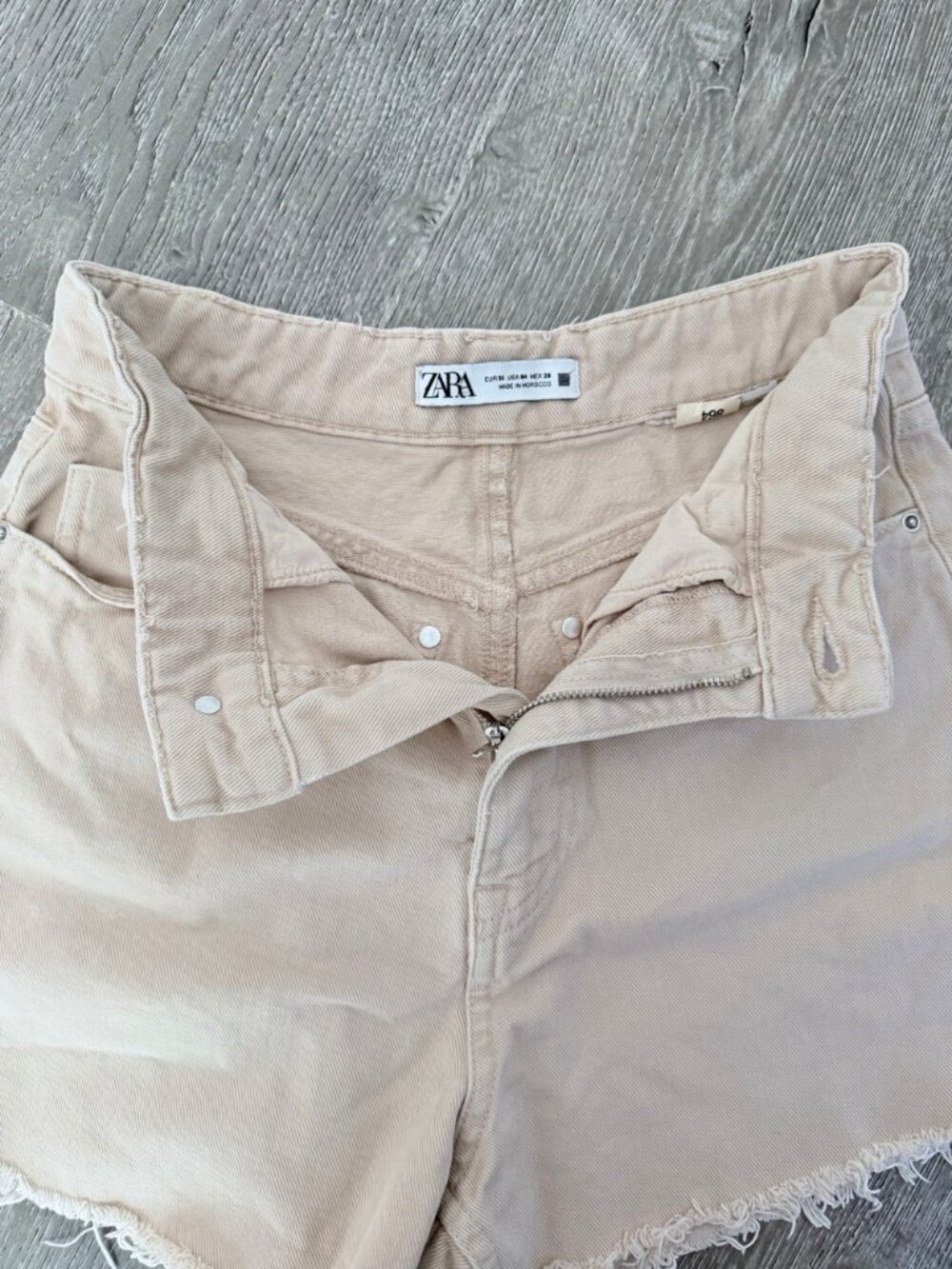 ZARA High Rise Frayed Hem Denim Shorts Womens Size 4 Beige Raw Hem - Picture 5 of 6